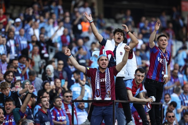 Trabzonsporlu taraftarlar Olimpiyat Stadı'nın tribünlerini doldurdu. Goto Galeri 13