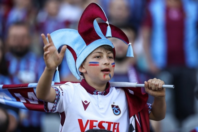 Trabzonsporlu taraftarlar Olimpiyat Stadı'nın tribünlerini doldurdu. Goto Galeri 10