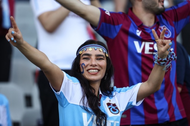 Trabzonsporlu taraftarlar Olimpiyat Stadı'nın tribünlerini doldurdu. Goto Galeri 11