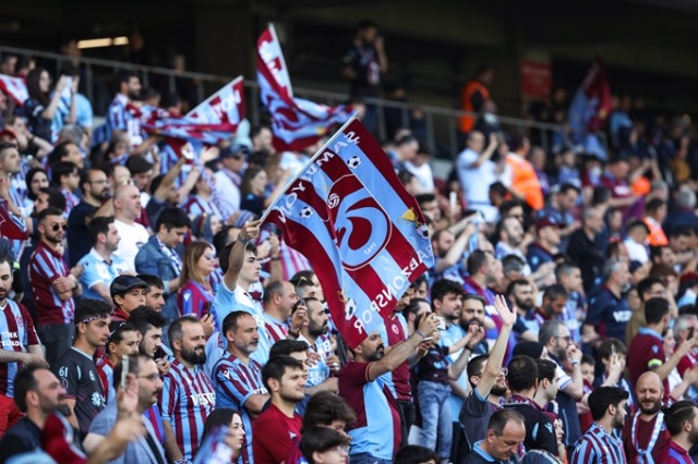 Trabzonsporlu taraftarlar Olimpiyat Stadı'nın tribünlerini doldurdu. Goto Galeri 14