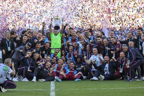 Trabzonspor İstanbul’da kupa ile taraftarını selamladı. Foto Haber 2