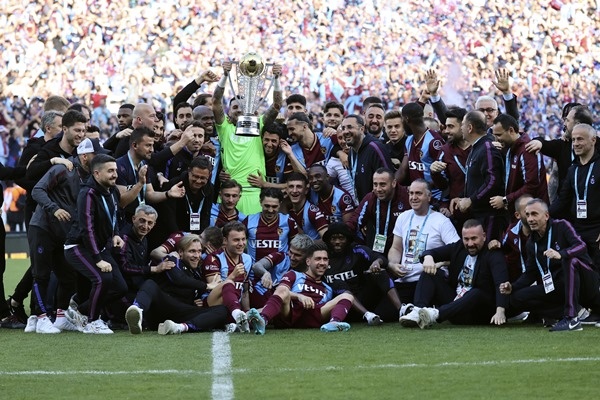 Trabzonspor İstanbul’da kupa ile taraftarını selamladı. Foto Haber 4