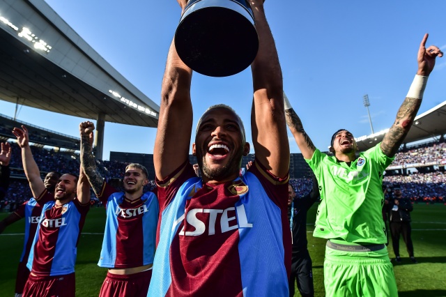 Trabzonspor İstanbul’da kupa ile taraftarını selamladı. Foto Haber 23