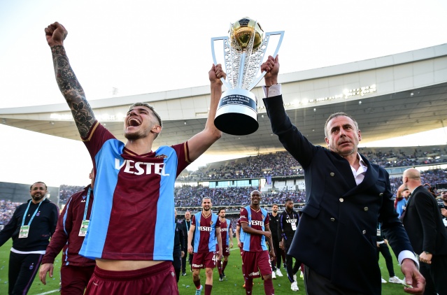 Trabzonspor İstanbul’da kupa ile taraftarını selamladı. Foto Haber 16