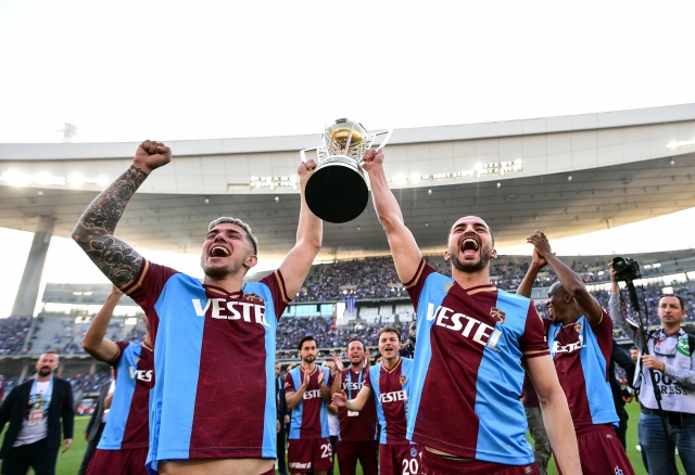 Trabzonspor İstanbul’da kupa ile taraftarını selamladı. Foto Haber 15