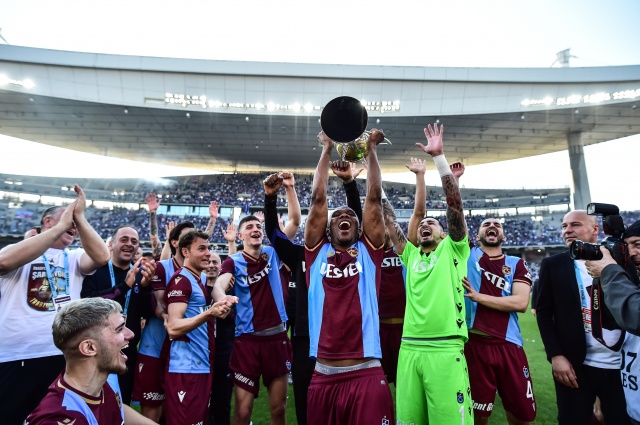 Trabzonspor İstanbul’da kupa ile taraftarını selamladı. Foto Haber 20