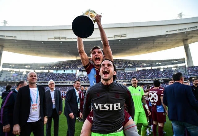 Trabzonspor İstanbul’da kupa ile taraftarını selamladı. Foto Haber 17