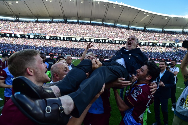 Trabzonspor İstanbul’da kupa ile taraftarını selamladı. Foto Haber 25