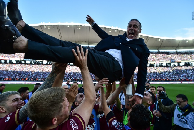 Trabzonspor İstanbul’da kupa ile taraftarını selamladı. Foto Haber 22