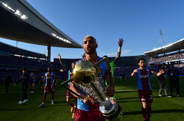 Trabzonspor İstanbul’da kupa ile taraftarını selamladı. Foto Haber 18