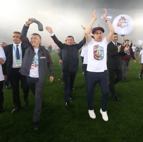 Ağaoğlu'nun eşi ve kızı şampiyonluk sürecini anlattı. Foto Haber 12