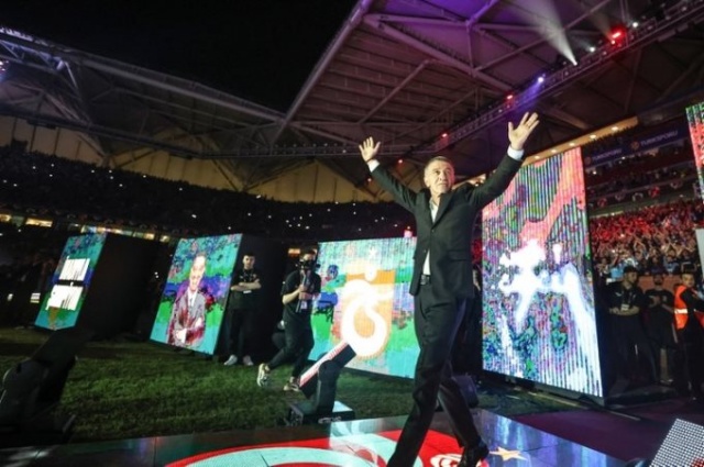 Ağaoğlu'nun eşi ve kızı şampiyonluk sürecini anlattı. Foto Haber 14