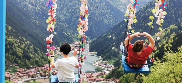 Gürcü turistlerin Uzungöl ilgisi. Foto Haber 6