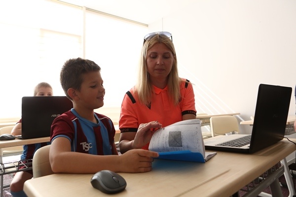 Trabzon'da kalan Ukraynalı çocuklar Türkiye'ye müteşekkir.Foto Haber 6