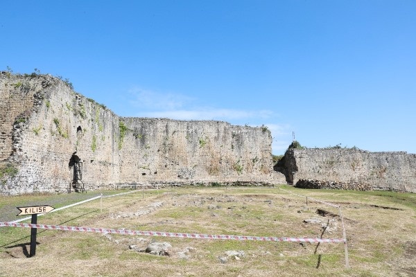 Akçaabat Akçakale Kalesi’nde öğrenciler kazı yaptı. Foto Haber 5