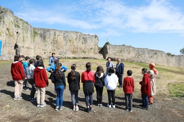 Akçaabat Akçakale Kalesi’nde öğrenciler kazı yaptı. Foto Haber 2