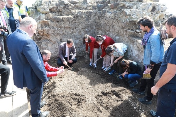 Akçaabat Akçakale Kalesi’nde öğrenciler kazı yaptı. Foto Haber 6