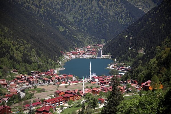 Uzungöl'ü çevreleyen kaçak yapılar yıkılıyor. Foto Haber 6