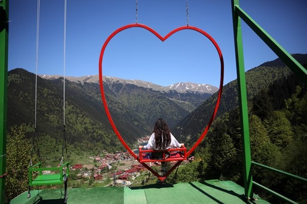 Uzungöl'ü çevreleyen kaçak yapılar yıkılıyor. Foto Haber 9