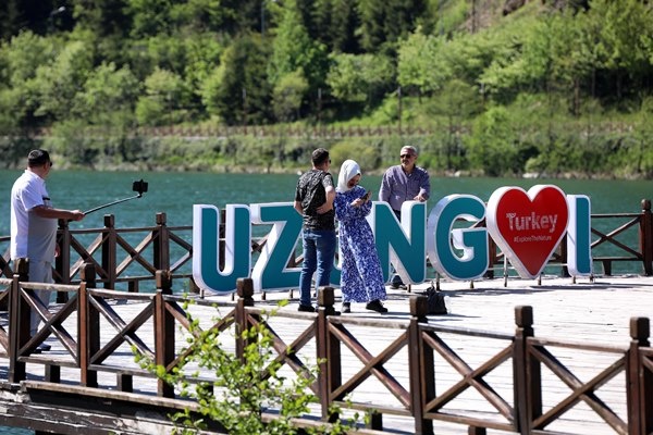 Uzungöl'ü çevreleyen kaçak yapılar yıkılıyor. Foto Haber 8