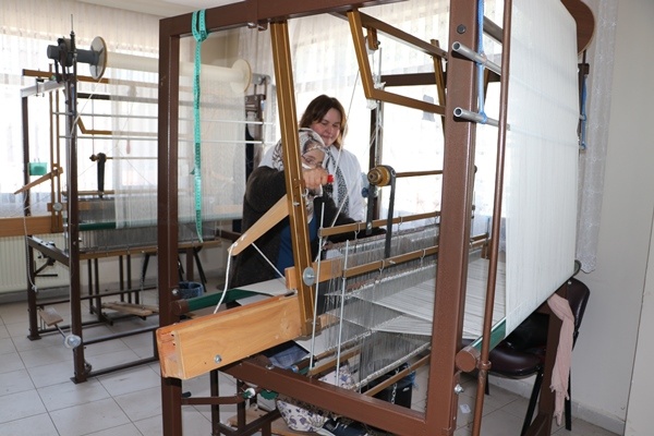 Karadeniz'in yöresel kumaşı "feretiko" yurt dışı pazarında. Foto Haber 13