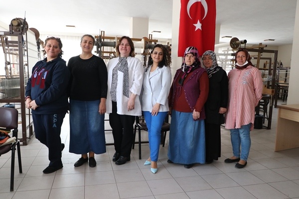 Karadeniz'in yöresel kumaşı "feretiko" yurt dışı pazarında. Foto Haber 8