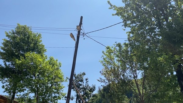 Rize'de elektrik direği yıkılmasın diye yapmadığı kalmadı 8