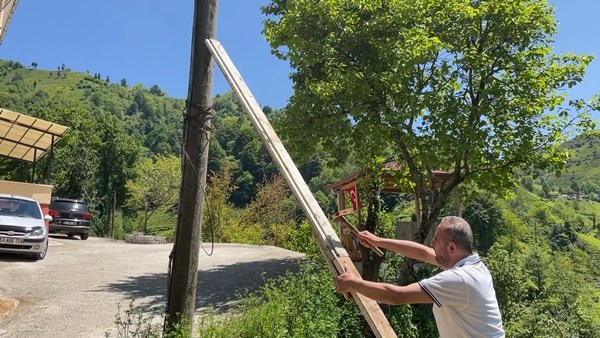 Rize'de elektrik direği yıkılmasın diye yapmadığı kalmadı 7