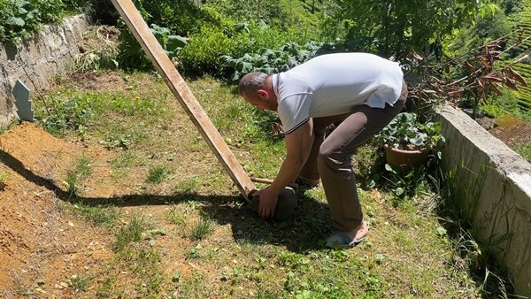 Rize'de elektrik direği yıkılmasın diye yapmadığı kalmadı 5