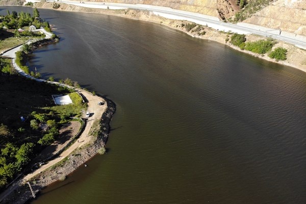 Gümüşhane'de Baraj Gölünde suyun rengi değişti. Foto Galeri 4