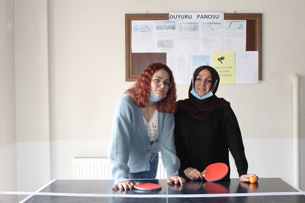 Bayburt'ta lise öğrencisi olan anne ve kızı derslere birlikte giriyor. Foto Haber 4