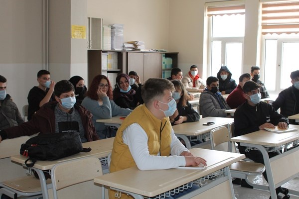 Bayburt'ta lise öğrencisi olan anne ve kızı derslere birlikte giriyor. Foto Haber 8