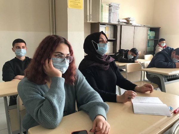 Bayburt'ta lise öğrencisi olan anne ve kızı derslere birlikte giriyor. Foto Haber 3