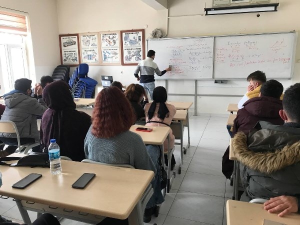 Bayburt'ta lise öğrencisi olan anne ve kızı derslere birlikte giriyor. Foto Haber 7