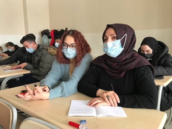 Bayburt'ta lise öğrencisi olan anne ve kızı derslere birlikte giriyor. Foto Haber 6