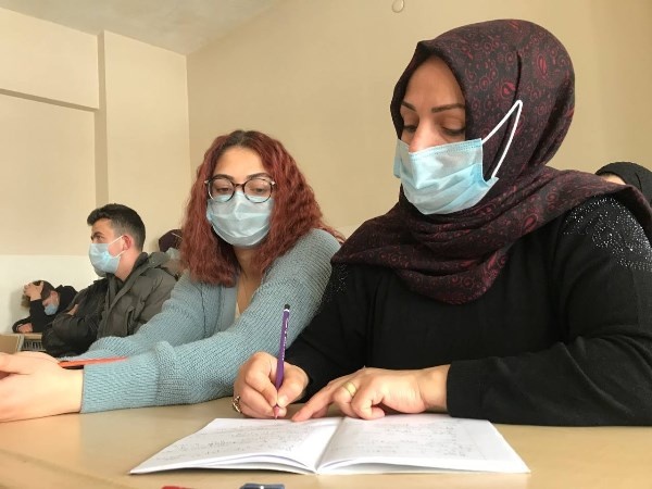 Bayburt'ta lise öğrencisi olan anne ve kızı derslere birlikte giriyor. Foto Haber 5