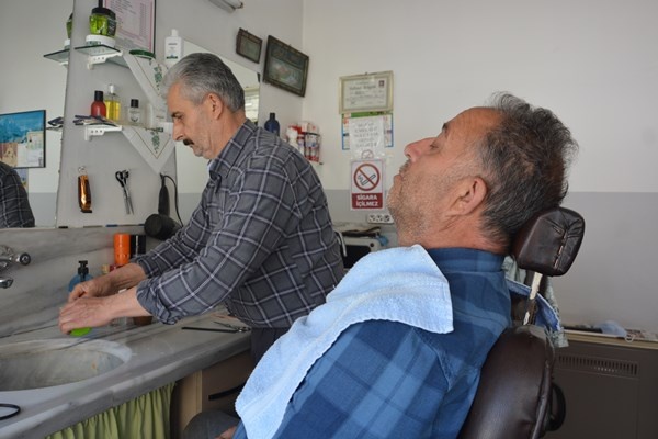 Ordu’da berberin güvercinlerle dostluğu. Foto Haber 6