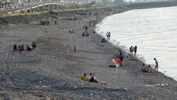 Trabzon'da sahil 40 yıl önceye döndü! Vatandaşlar akın etti. Foto Haber 5