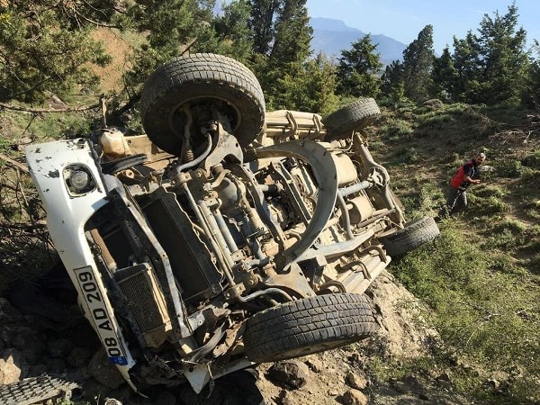 Artvin'de 30 metrelik uçuruma yuvarlandılar! 2 kişi için seferberlik. Foto Haber 4