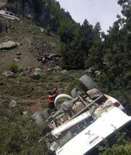 Artvin'de 30 metrelik uçuruma yuvarlandılar! 2 kişi için seferberlik. Foto Haber 6