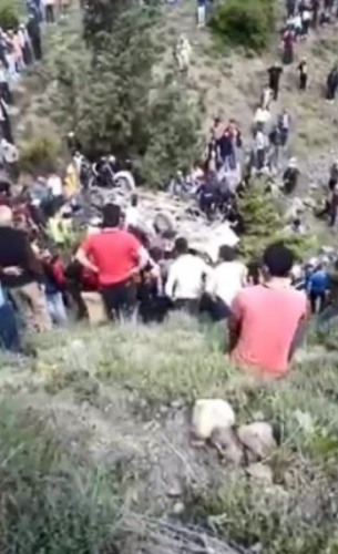 Artvin'de 30 metrelik uçuruma yuvarlandılar! 2 kişi için seferberlik. Foto Haber 7