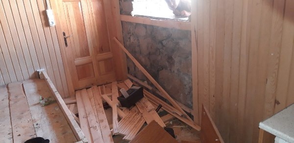 Rize'de aç kalan ayılar yayla evlerini talan etti. Foto Haber 5