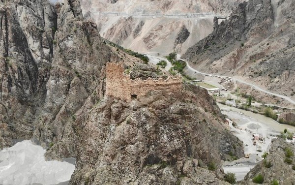 Artvin'de sular altında kalacak olan ilçenin gün yüzünde kalan tarihi olacak. Foto Haber 4