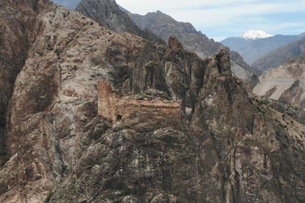 Artvin'de sular altında kalacak olan ilçenin gün yüzünde kalan tarihi olacak. Foto Haber 2