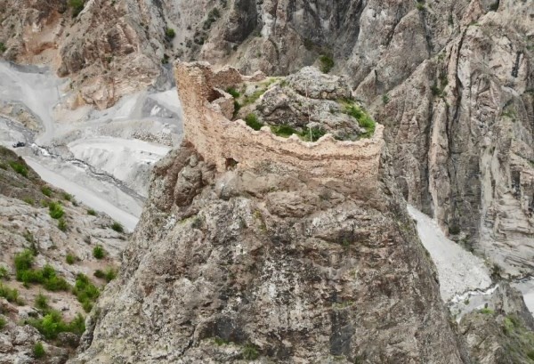 Artvin'de sular altında kalacak olan ilçenin gün yüzünde kalan tarihi olacak. Foto Haber 7