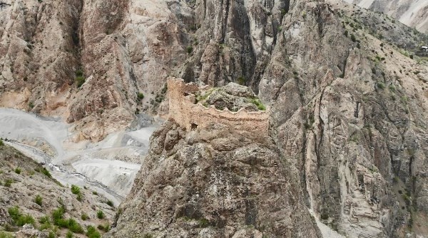 Artvin'de sular altında kalacak olan ilçenin gün yüzünde kalan tarihi olacak. Foto Haber 5