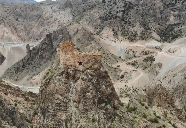 Artvin'de sular altında kalacak olan ilçenin gün yüzünde kalan tarihi olacak. Foto Haber 3