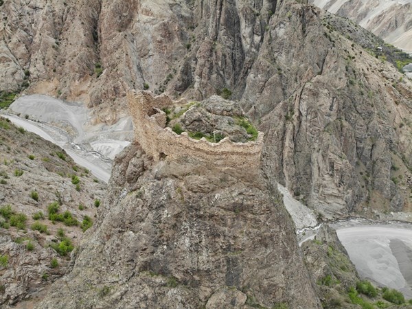 Artvin'de sular altında kalacak olan ilçenin gün yüzünde kalan tarihi olacak. Foto Haber 6