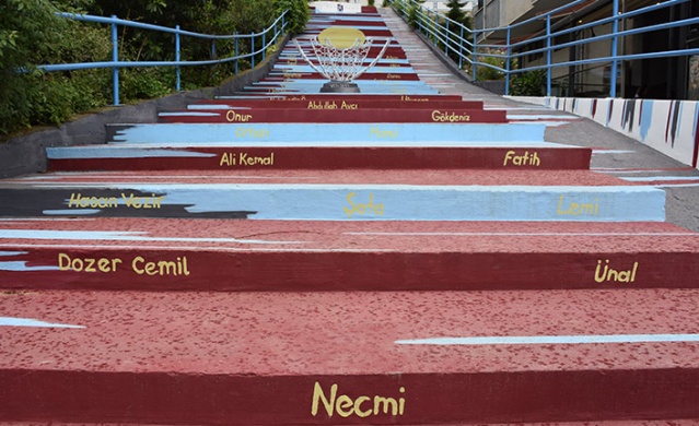 Trabzonspor'un şampiyonluk kupası merdivenlere resmedildi. Foto Galeri 4