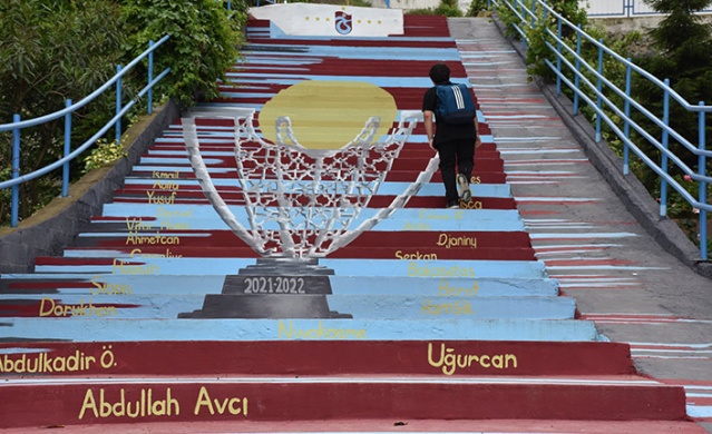 Trabzonspor'un şampiyonluk kupası merdivenlere resmedildi. Foto Galeri 3